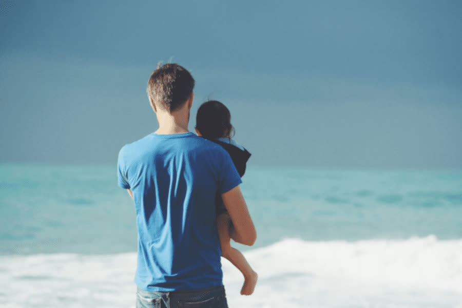 Vater mit Kind am Meer